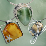 Schmuckanhänger mit grünen, braunen und gelben Steinen, Gold Reeck.